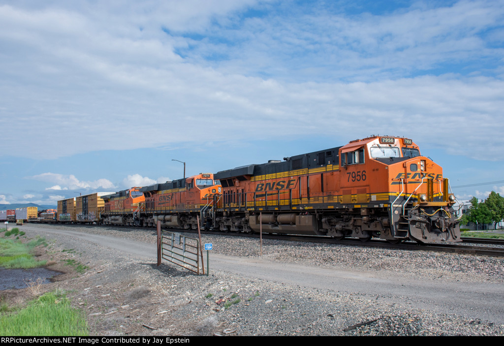 BNSF 7956 starts to pull out of Helena